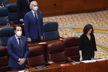 Aguado, Ruiz Escudero y Ayuso, guardan un minuto de silencio.