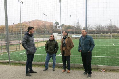 Los ediles Toni Postius y Sergio González visitaron ayer las mejoras. 