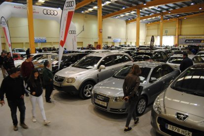 Uns 700 vehicles a la venda - El recinte firal de la capital del Pla d’Urgell va acollir durant tot el cap de setmana un total de 700 vehicles de segona mà a la venda, dels quals 438 són cotxes i 235 tractors i tota mena de maquinària agrícol ...