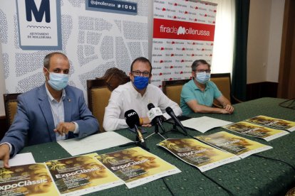 L'alcalde de Mollerussa, Marc Solsona, el director de Fira de Mollerussa, Xavier Roure, i el tècnic de la fira, Joaquim Fabrés, en la roda de premsa de presentació d'ExpoClàssic.