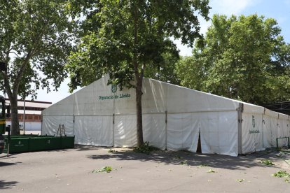 La carpa es va instal·lar ahir al costat dels pavellons 3 i 4 de la Fira i servirà perquè les persones que hi pernoctin hi passin el dia.