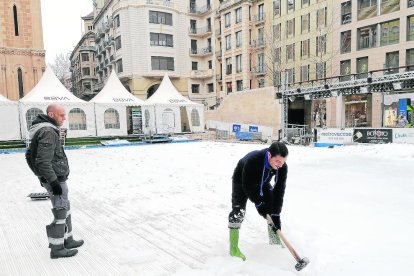 Desmuntatge de la pista de gel de plaça Sant Joan