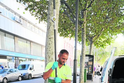 Un operario con la pértiga y la cámara incorporada.