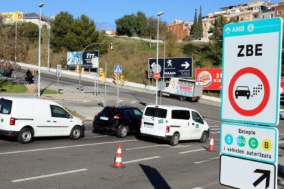 Un cartel de la zona de bajas emisiones de Barcelona.