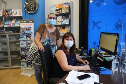 Trabajadoras de la agencia Viajes Carrefour, ayer en su oficina. 