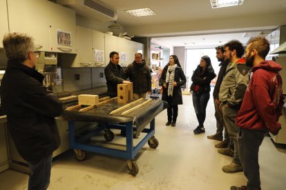 Imatge sobre el taller de construcció amb terra.