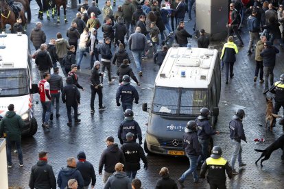 Un moment de l’actuació de la policia holandesa.