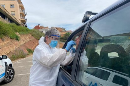 Imatge d’arxiu d’un sanitari del CAP de Tremp prenent mostres a un pacient per a una PCR.