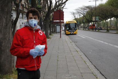 Aleix Porras, ayer cerca de la estación de autobuses donde repartió las mascarillas.