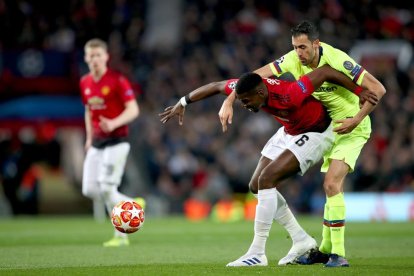 Sergio Busquets pugna con el jugador del Manchester Pogba, en una acción del partido de ayer.