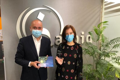 La presidenta de Aspid, BIbiana Bendicho, recogiendo el premio.