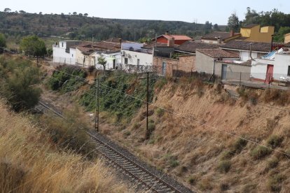 Imatge del talús al costat de la via ferroviària a Raimat.