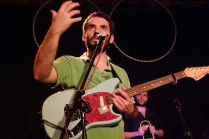 El Petit de Cal Eril, durante un concierto en el Cafè del Teatre.