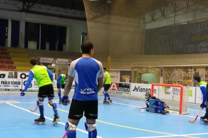 Jugadors del Llista, ahir entrenant-se a la pista del Barcelos.