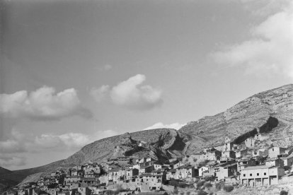 Una vista de Tragó de Noguera, al marge esquerre del riu Noguera Ribagorçana, abans del pantà.