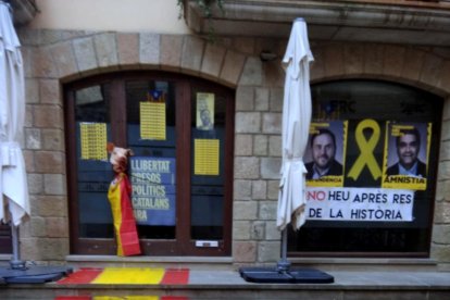 Pinten la bandera espanyola i pengen un cap de porc a la seu d'ERC de Solsona