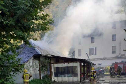 Els Bombers intentant sufocar les flames al restaurant de Les.