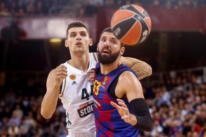 Mirotic intenta atrapar la pilota davant de Mitoglou.