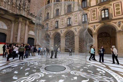 Escultura de Jaume Plensa a l’atri de la basílica de Montserrat.