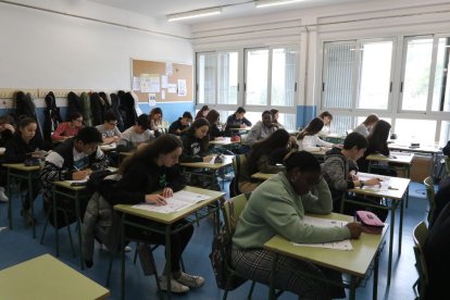 Imatge d'arxiu d'alumnes d'un institut durant les proves de competències bàsiques.