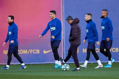 Messi, Luis Suárez, Jordi Alba y Vidal ayer durante el entrenamiento junto al técnico Ernesto Valverde.