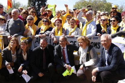 Quim Torra, posant ahir amb membres del col·lectiu Taques d’Oli.