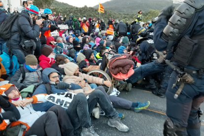 La policia francesa carrega contra els manifestants de Tsunami per portar-los cap al punt fronterer