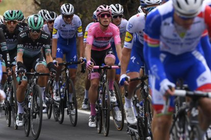 El portugués Joao Almeida, líder del Giro, durante la décima etapa.