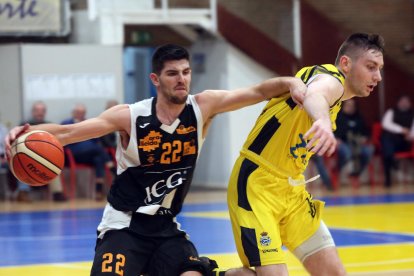 Agustí Sans controla una pilota davant d’un jugador rival, en una acció del partit d’ahir a la pista del Canoe.