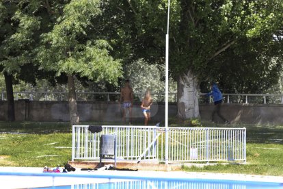 Un dels joves que ahir van accedir al recinte de les piscines.