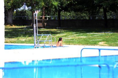 Uno de los jóvenes que ayer accedió al recinto de las piscinas.