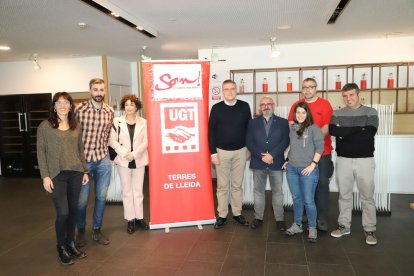 Foto de familia de los dirigentes de UGT de Lleida con la prensa.