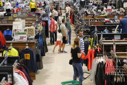 Clientes en una de las superficies comerciales que abrió ayer.