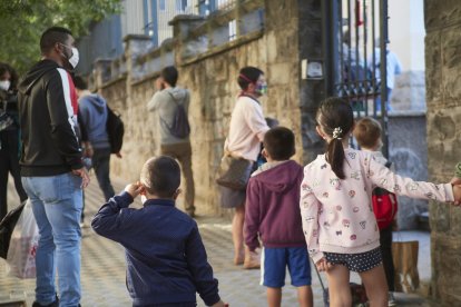 Diversos pares acompanyen els seus fills al col·legi a Pamplona.