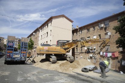 Una gran excavadora va arribar ahir als blocs del Grup Mariola.