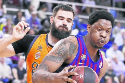 Seraphin es disposa a botar la pilota davant de Dubljevic.