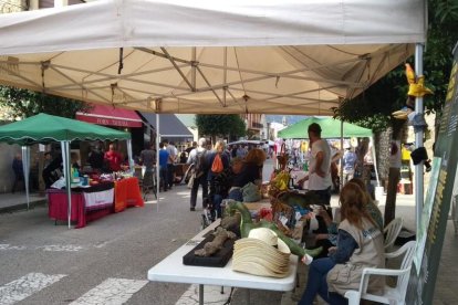 La nueva feria reúne desde paradas de productos locales hasta un ‘outlet’ de escalada y deportes.