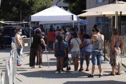 Imagen de personas en la cola para hacerse las pruebas en Torre Baró.