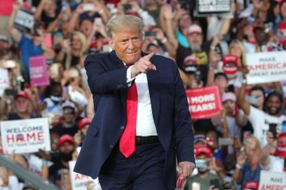 Donald Trump durante un multitudinario mitin en Florida el lunes, donde apareció sin mascarilla. 