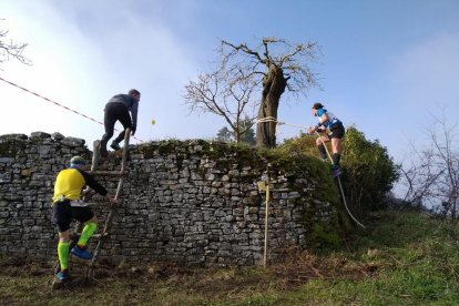 Los corredores, sorteando con escaleras y cuerdas los obstáculos.