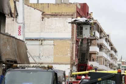 Els Bombers retiren el cos de la quarta víctima mortal de l'incendi de la nau de Badalona.