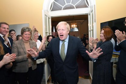 Boris Johnson rep l’aplaudiment dels col·laboradors a Downing Street.