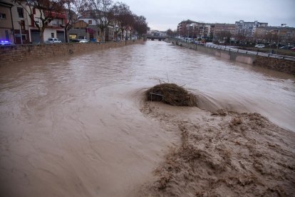 Imagen de la crecida del río Ondara a su paso porTàrrega durante el último día del temporal ‘Glòria’.