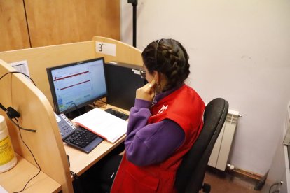 Arantxa Hidalgo, voluntaria de Creu Roja Lleida, ayer. 