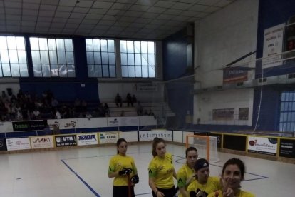 Las jugadoras del Vila-sana abandonan la pista del Voltregà satisfechas por el empate conseguido.