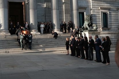 El fèretre d’Alfredo Pérez Rubalcaba va entrar al Congrés per la Porta dels Lleons.