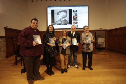 La doctora Toñy Castillo (en el centro), durante la presentación de su libro ‘Hoy música’. 