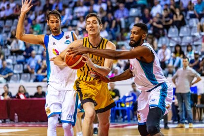 Raúl Lobaco intenta superar Alberto Corbacho i l’holandès Shemar Bute.