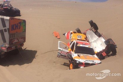 Así quedó el coche de Isidre tras ser embestido por el buggy.