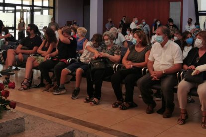 Familiares y compañeros de Ferran Romero rindieron ayer homenaje al atleta en el tanatorio de Lleida.